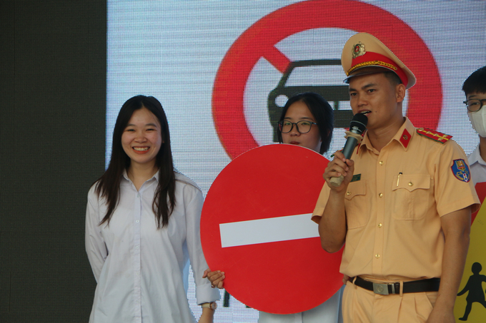 Phó đội trưởng đội CSGT - trật tự (Công an huyện Quốc Oai) cũng cho hay, hoạt động tuyên truyền, phổ biến pháp luật về ATGT được đơn vị đặc biệt chú trọng, triển khai thường xuyên tại các trường trên địa bàn. Ngoài điểm trường THPT Quốc Oai, hôm nay một tổ công tác cũng có mặt ở trường THPT Cao Bá Quát hướng dẫn học sinh các kỹ năng cơ bản, nâng cao nhận thức để tham gia giao thông an toàn