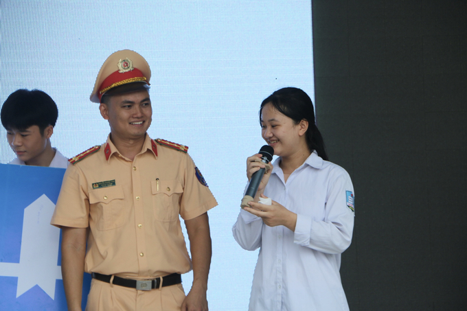 Cùng với đó, ban tổ chức còn có một phần thi nhỏ giúp các em trải nghiệm thực tế, tìm hiểu về các biển báo đường bộ