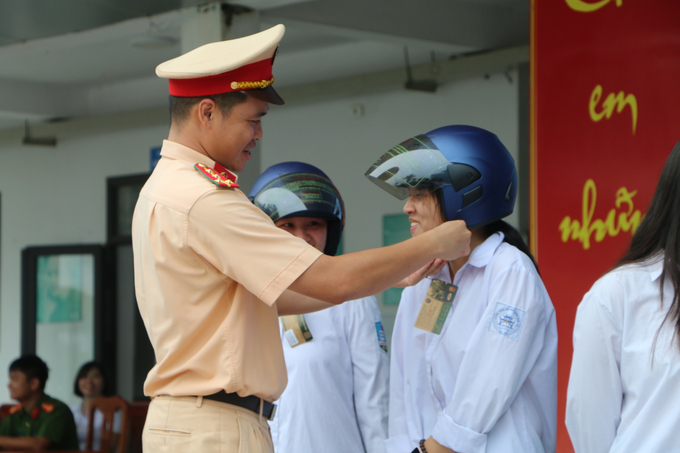 Những chiếc mũ bảo hiểm cũng chính là những phần quà được ban tổ chức trao cho các học sinh trả lời đúng