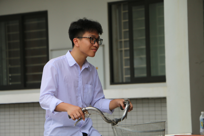 Em Hoàng Đình Sơn, học sinh lớp 12A1 cho biết, đây là một buổi tuyên truyền rất bổ ích. Qua đây, em nắm được nhiều thông tin về biển báo hiệu đường bộ, cách tham gia giao thông an toàn,... 'Em rất cảm ơn các chú CSGT đã tới tuyên truyền cho chúng em'