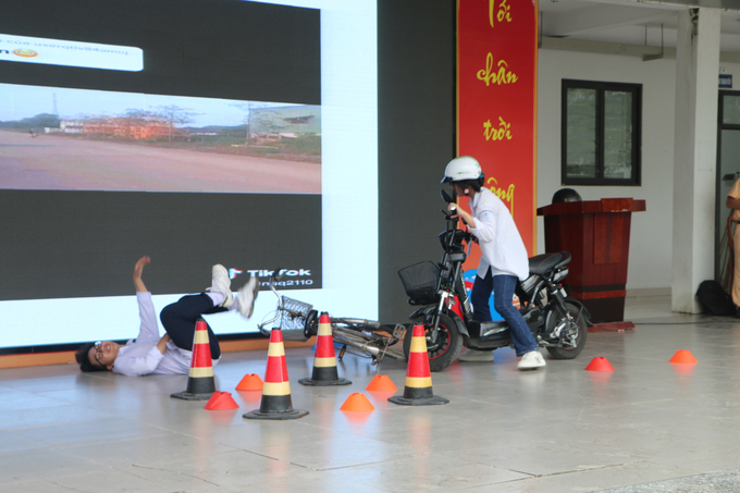Tình huống giả định một vụ va chạm xảy ra tại khu vực vòng xuyến, học sinh sẽ phân tích lỗi thuộc về ai, trong trường hợp này ai là người phải nhường đường