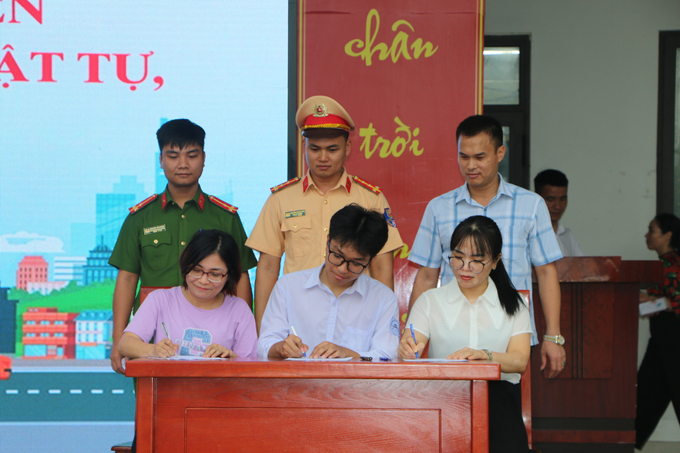 Ngoài công tác tuyên truyền, trong Tiết chào cờ của buổi sáng thứ Hai, đại diện giáo viên, phụ huynh, học sinh trường THPT Quốc Oai cũng ký cam kết về chấp hành pháp luật về ATGT dưới sự chứng kiến của cơ quan chức năng và lãnh đạo nhà trường
