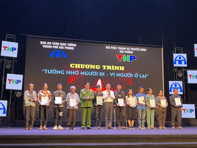 Đại tá Bùi Trung Thành, Phó Trưởng ban ATGT TP Hải Phong, Phó giám đốc Công an TP Hải Phòng tặng quà, chia sẻ nỗi đau với những nạn nhân và người thân nạn nhân TNGT