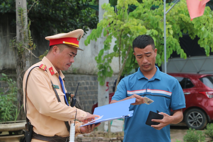 Lực lượng chức năng kiểm tra xe kinh doanh vận tải