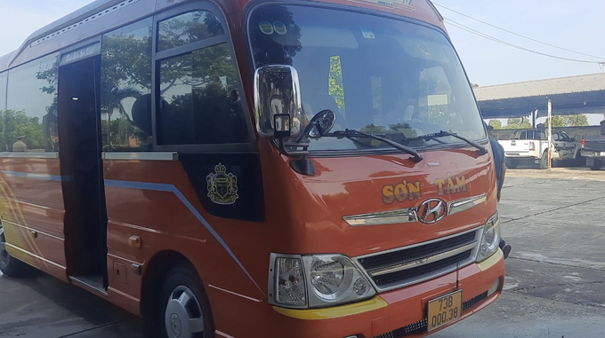 Chiếc xe chở quá 9 người bị CSGT phát hiện