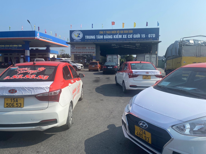 Xe có màu sơn đặc trưng của 1 doanh nghiệp tại Hải Phòng không được đăng kiểm do lỗi ' không đứng màu sơn ghi trong Giấy đăng ký xe'