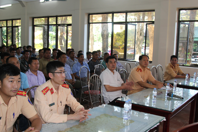Buổi tuyên truyền và ký cam kết thu hút được rất đông các lái xe tham gia