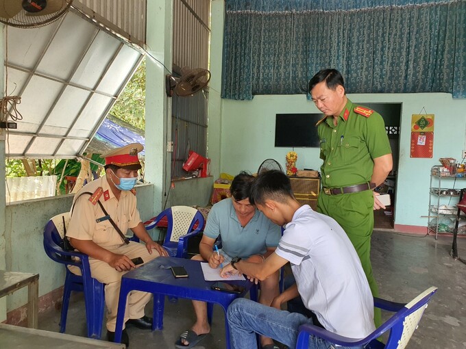 Tổ Cảnh sát giao thông tiến hành lập biên bản.