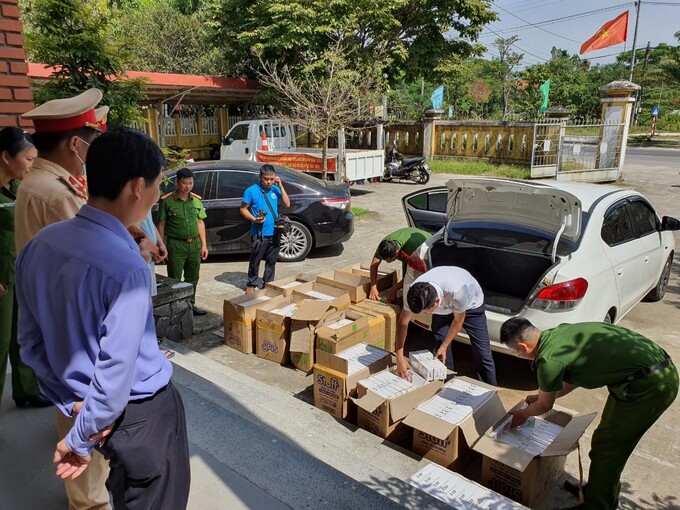 Lực lượng Công an phát hiện và bắt giữ 6.500 gói thuốc lá Jet nhập lậu.