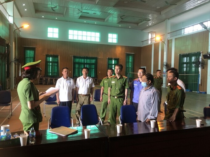 Cơ quan chức năng tiến hành đọc lệnh khởi tố, bắt giam các đối tượng.