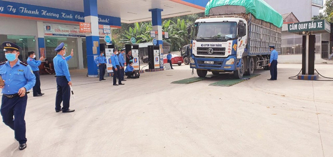 Lực lượng thanh tra giao thông kiểm tra tải trọng xe