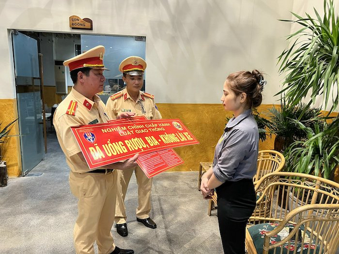 CSGT tuyên truyền, vận động kêu gọi các quán ăn, nhà hàng, cơ sở kinh doanh đồ uống có cồn phải nhắc nhở khách khi đã sử dụng rượu, bia thì không được điều khiển phương tiện.