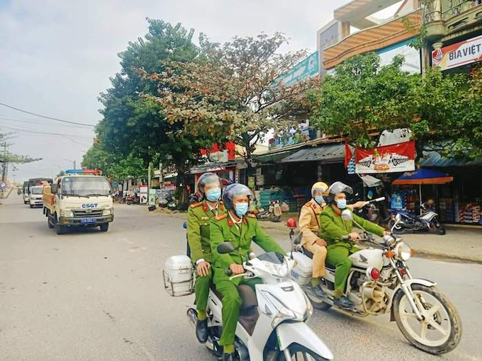 Công an huyện Lệ Thuỷ ra quân xử lý vi phạm, đảm bảo TTATGT trên địa bàn.