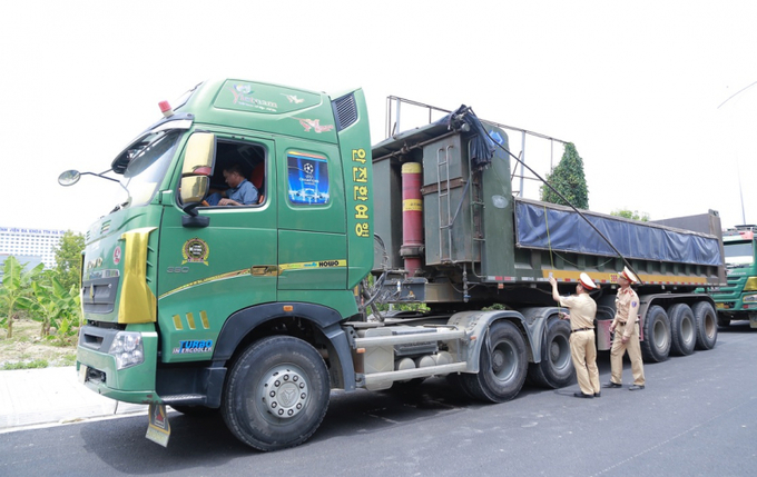 Lực lượng CSGT tiến hành kiểm tra phương tiện