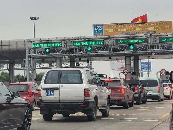Nếu xe đã đi vào làn ETC và không thể lùi lại vì phía sau còn nhiều ôtô dừng chờ, nhân viên thu phí sẽ phát thẻ giấy và mở barie cho xe qua