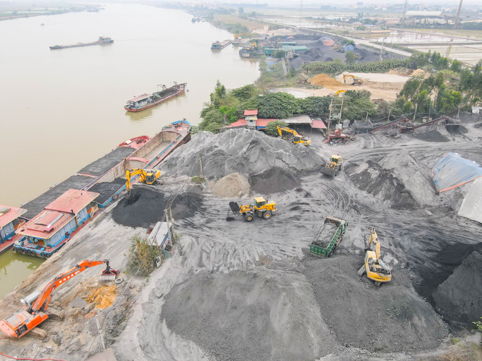 Toàn cảnh khu vực bến bãi tại thôn Phú Vân.