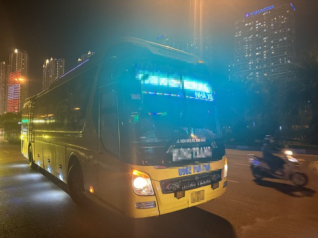 Cá biệt có những xe chở quá gần 20 hành khách.