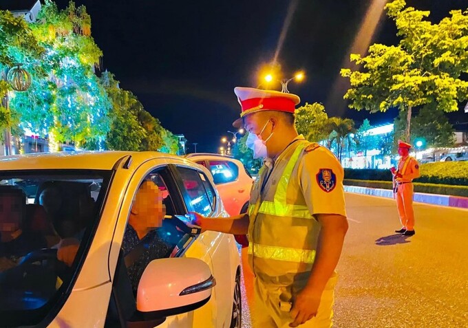 Lực lượn CSGT Hà Tĩnh kiểm tra nồng độ cồn