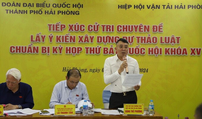 Ông Đặng Thế Phương – Phó Chủ tịch thường trực Hiệp hội Vận tải Hải Phòng đóng góp ý kiến vào dự thảo. Ảnh: Đinh Huyền.