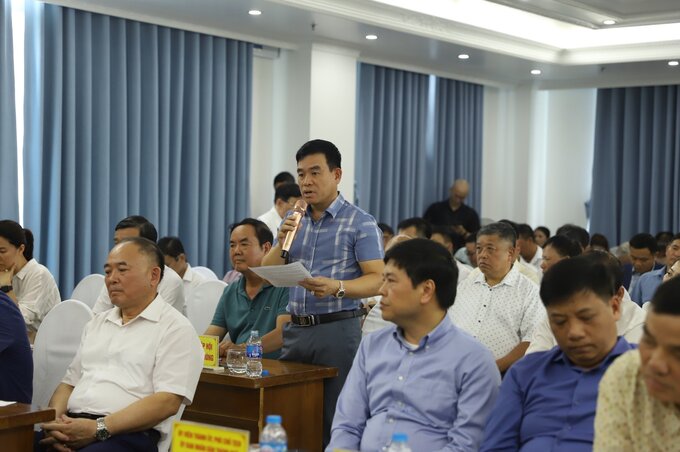 Giám đốc Công ty Cổ phần Vận tải Thương mại và Dịch vụ Đất Cảng Khúc Hữu Thanh Hải phát biểu ý kiến tại cuộc tiếp xúc. Ảnh: Đinh Huyền.
