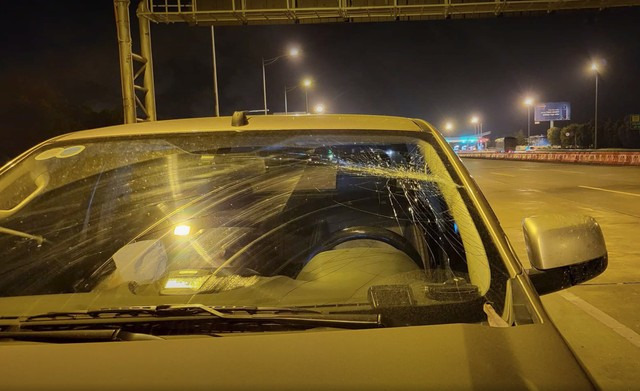 Bà Quỳnh cho rằng, xe bán tải đã chạy với tốc độ quá 30km/h và không tuân thủ đèn tín hiệu giao thông. Khi đèn tín hiệu báo màu đỏ thay vì dừng lại thì tài xế vẫn cho xe lao qua.