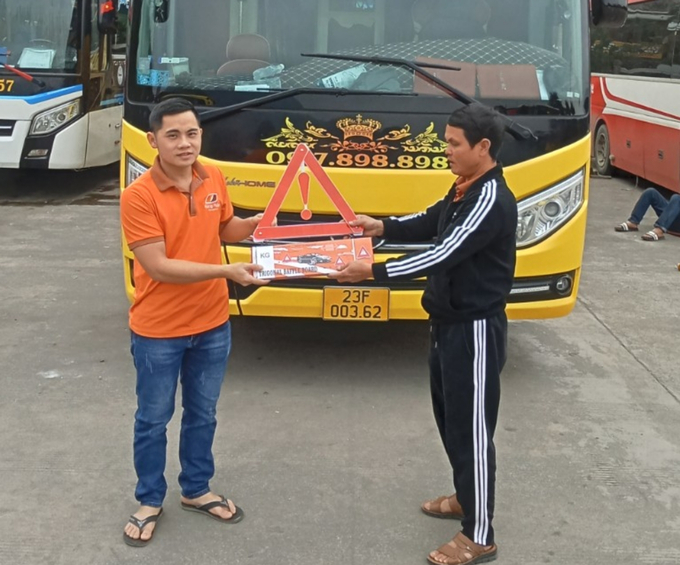 Hãng xe khách Bằng Phấn (Hà Giang) trang bị bộ nhận diện phản quang giúp lái xe kịp thời xử lý các tình huống sự cố trên đường