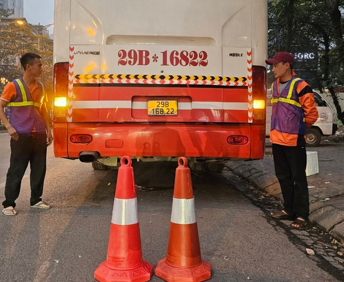 Nhân viên nhà xe Anh Khoa được phổ biến kiến thức pháp luật về ATGT cũng như quy trình đặt cảnh báo an toàn khi lưu thông trên đường