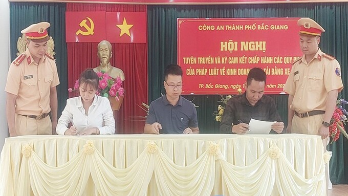 Đại diện DN ký cam kết chấp hành các quy định về ATGT