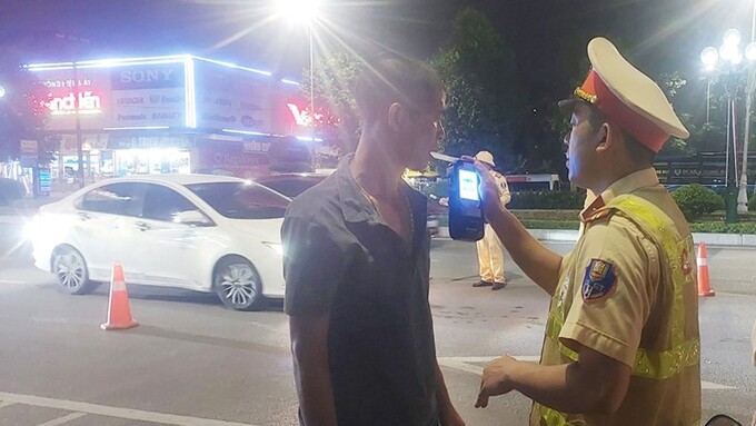 Một lái xe điều khiển xe mô tô vi phạm nồng độ cồn