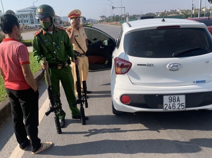 Lực lượng CSGT phát hiện 2 khẩu súng nén trên xe của Nguyễn Văn Quân