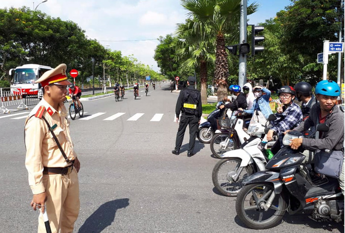 Lực lượng CSGT phối hợp với CSCĐ Đảm bảo trật tự ATGT khi giờ cao điểm