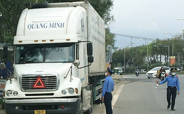 Lực lượng TT Sở GTVT kiểm tra tải xe container trên tuyến đường QL 14