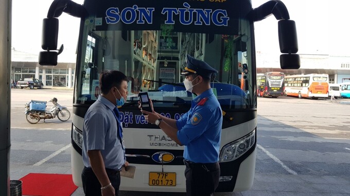 Thanh tra giao thông kiểm tra nồng độ đối với lái xe giường nằm