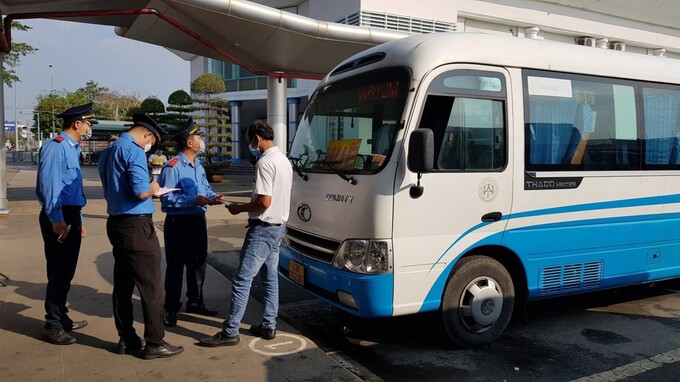 Thanh tra giao thông kiểm tra xe khách chạy đúng tuyến