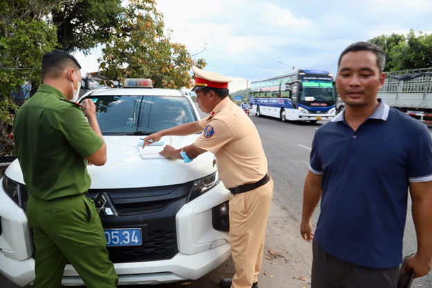 Trung tá Đỗ Hữu Phước- Trạm CSGT Tuy Phước lập biên bản hành chính niêm phong