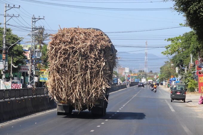Trường hợp xe tải chở quá khổ là nguyên nhân gây ra TNGT cần phải kiểm tra xử lý