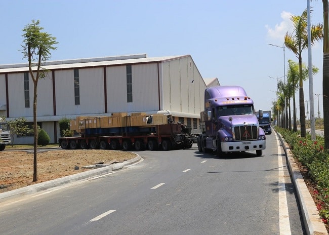 Hàng siêu trường siêu trọng là các loại thiết bị, cấu kiện không thể tháo rời nhưng vẫn phải vận chuyển từ nơi sản xuất, bến cảng, cửa khẩu... đến nơi sử dụng, lắp đặt.