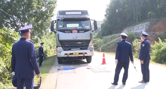 Duy trì công tác kiểm soát tải trọng xe của trạm kiểm tra tải trọng xe lưu động, thực hiện 3 ca/ngày, 7 ngày/tuần