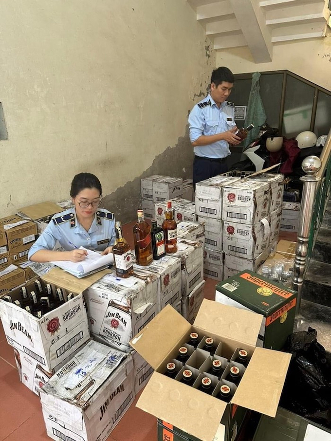 924 chai rượu bị lực lượng chức năng thu giữ.