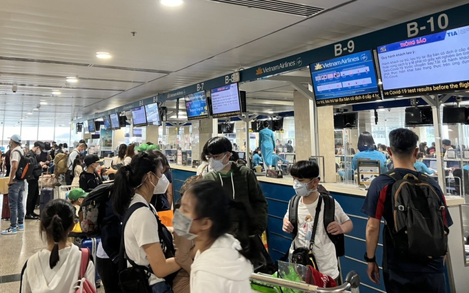 Phạm vi khu vực cửa khẩu đường hàng không bao gồm các khu vực thực hiện việc xuất cảnh, nhập cảnh, quá cảnh của người, phương tiện, xuất khẩu, nhập khẩu, quá cảnh của hàng hóa, có ranh giới rõ ràng, được đặt biển báo theo quy định