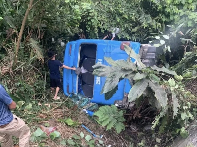 Tại hiện trường, chiếc xe khách đã bị lật ngang và hư hỏng khá nặng, 2 người bị thương
