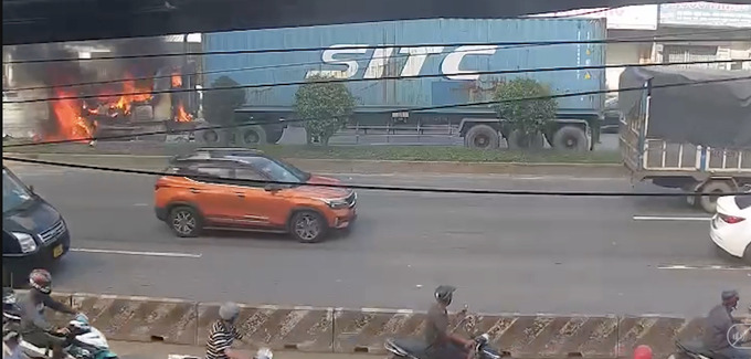 Phần đầu kéo của xe container đã cháy rụi hoàn toàn. Ảnh thực tế