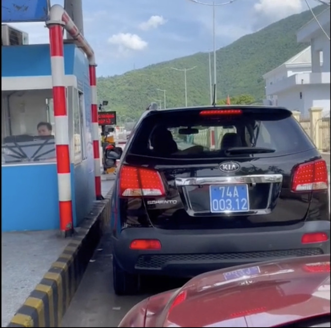 Tài xế không chịu nộp tiền, nhiều phương tiện phía sau bị ùn tắc gây bức xúc cho các tài xế nên ca trưởng đành phải cho xe lưu thông