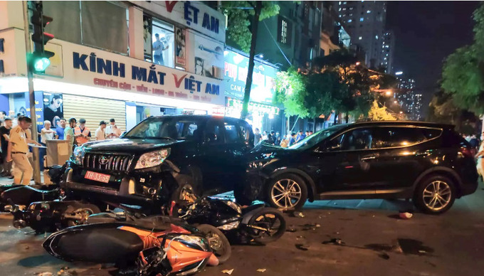 Chiếc ô tô này mất kiểm soát và va chạm liên hoàn với nhiều xe đang lưu thông. Ảnh Vietnamnet