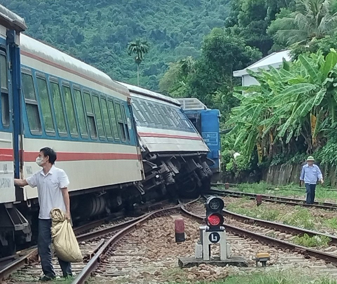 Tàu SE11 bị trật bánh khỏi đường ray đoạn qua địa phận huyện Phú Lộc, tỉnh Thừa Thiên Huế vào chiều 28/7.