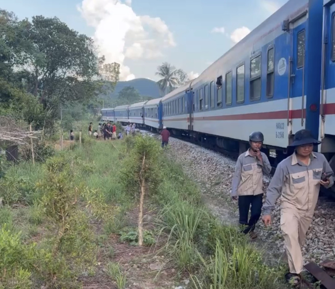 Tàu SE2 bị trật bánh khỏi đường ray đoạn qua địa phận huyện Phú Lộc, tỉnh Thừa Thiên Huế.