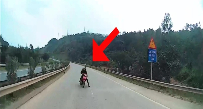 Hình ảnh trước khi xảy ra vụ tai nạn khiến 4 thanh thiếu niên tử vong trên cao tốc Nội Bài - Lào Cai do camera ghi lại.