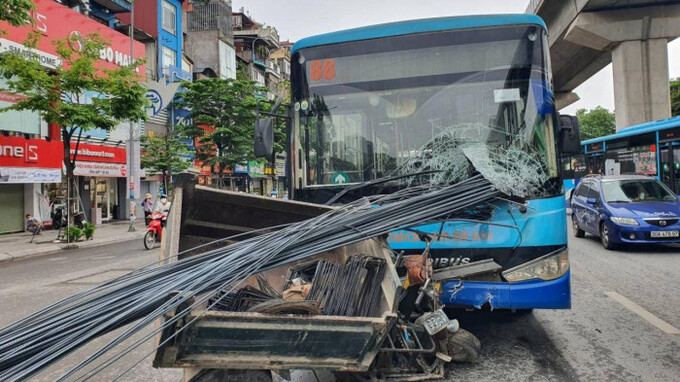 Đầu cây sắt đâm xuyên qua kính lái xe buýt mang BKS 29B- 193.63