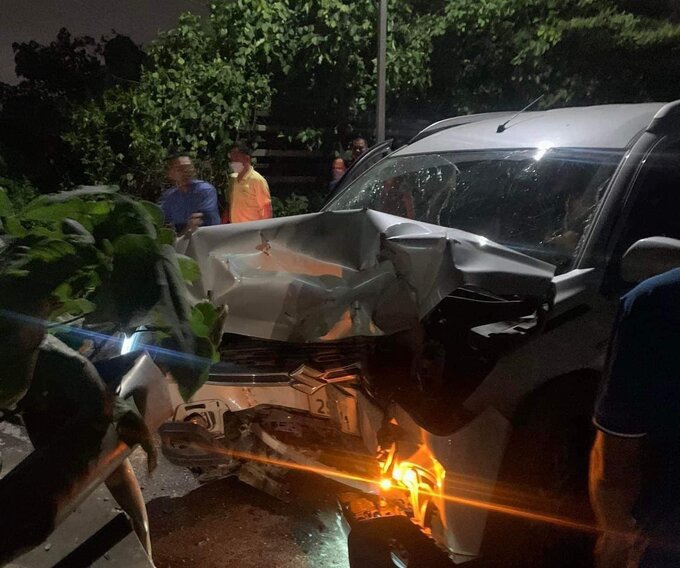 Phần đầu chiếc ô tô bị biến dạng.