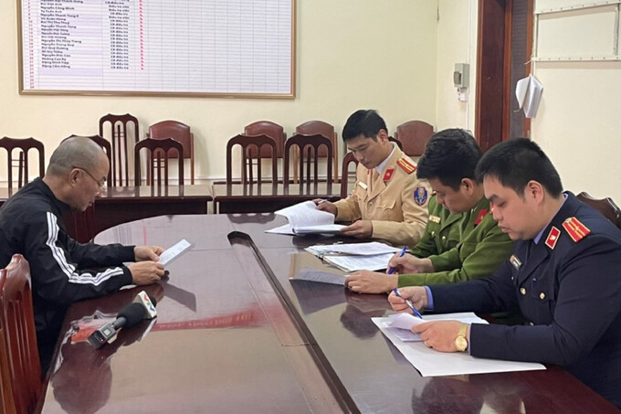 Đối tượng Đỗ Đình Tám (bên trái)